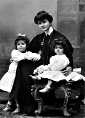 Alma with her daughters Maria Anna and Anna